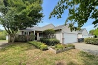 Building Photo - Beautiful 4BR/2BA Single-Level Home in Heart of McMinnville