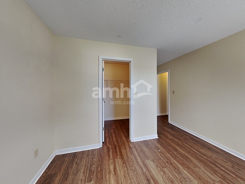 Building Photo - 143 E Pine Ridge Dr