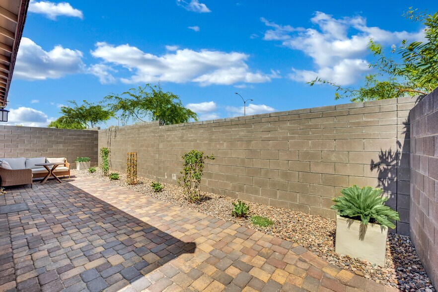 Building Photo - 9440 Sequoia Ridge Ave