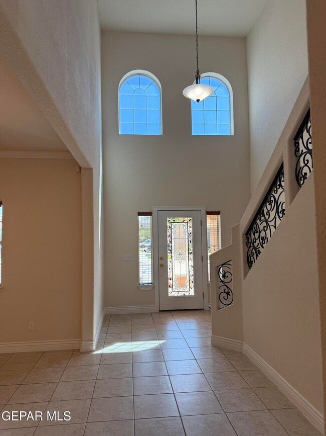 Building Photo - 3737 Tierra Campa Dr