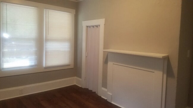 Building Photo - Spacious 2 Bedroom 1 Bathroom Home WIth Hu...