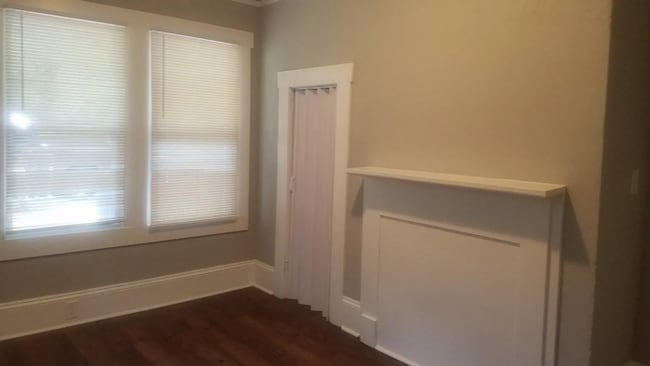 Building Photo - Spacious 2 Bedroom 1 Bathroom Home WIth Huge Backyard