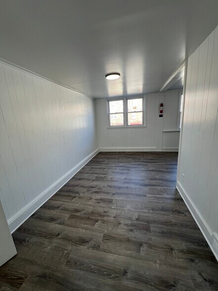 Building Photo - 112 W 21st St