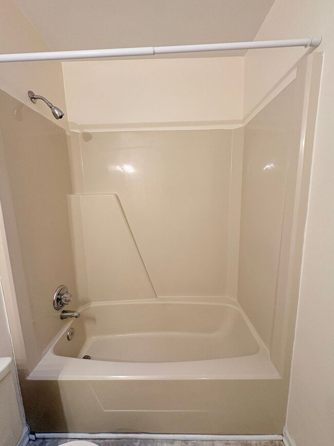 Building Photo - 3 BED / 2 BATH SINGLE FAMILY