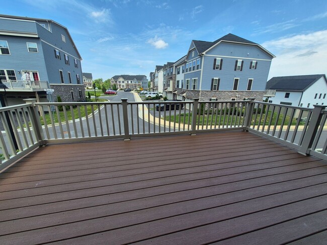 Building Photo - BEAUTIFUL END UNIT TOWNHOME IN NEW MARKET