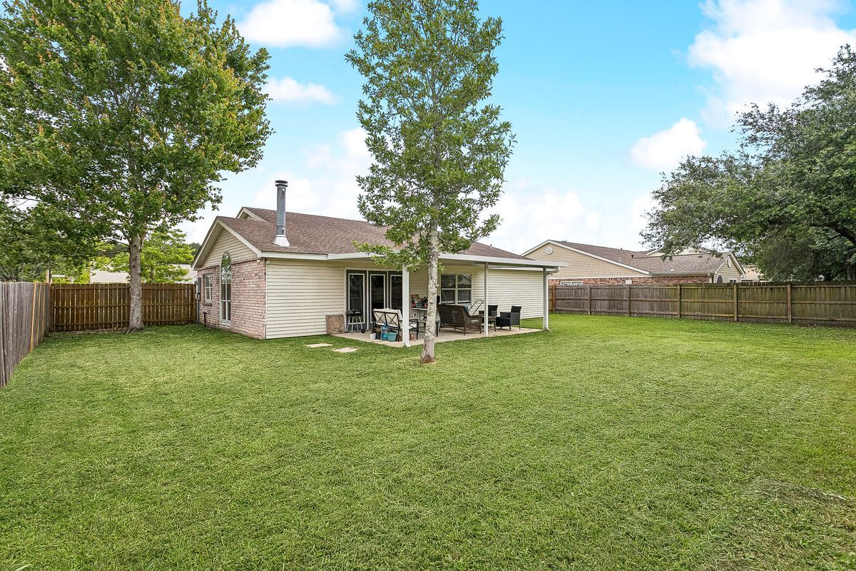 Building Photo - 3001 Meadow Lake Dr E