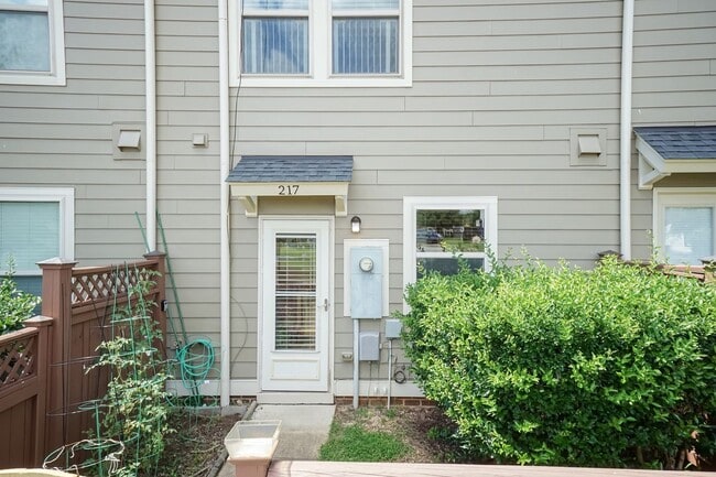 Building Photo - GORGEOUS Well maintained Two Bedroom Townhome!