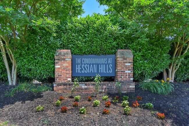 Building Photo - Beautifully Updated & Move-in Ready Hessian Hills Condo