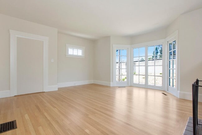 Building Photo - Two Bedroom Home w/ Parking, Private Yard, Laundry + More!