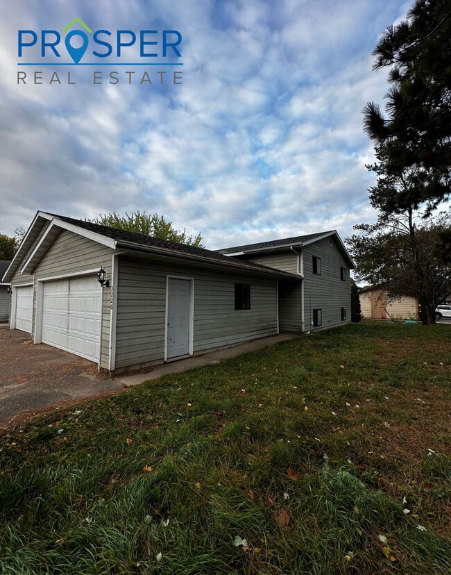 Building Photo - Spacious 3 Bedroom In Quiet Area