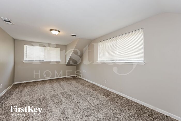 Building Photo - 902 Poinsettia Dr