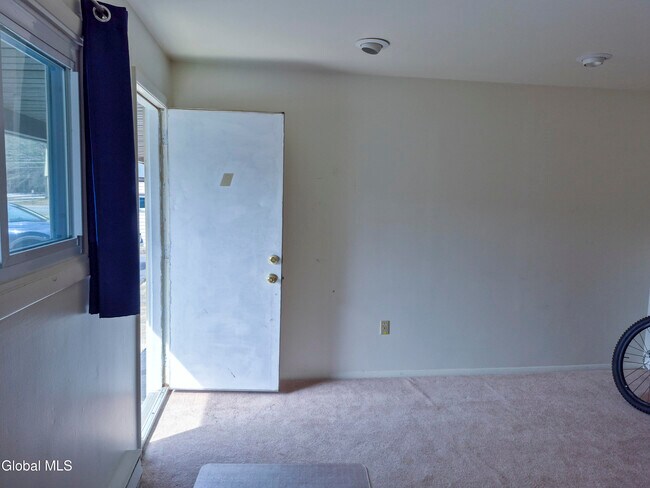 Building Photo - 524 Maple Ave