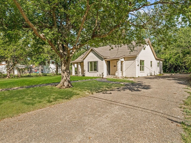 Building Photo - 302 W Collins St