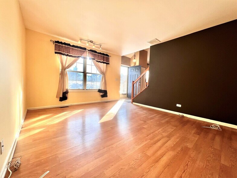 Building Photo - 17 Le Jardin Ct