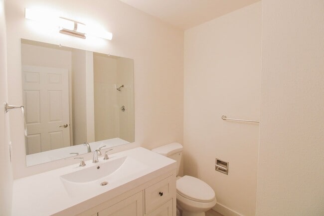 Building Photo - 2 Bed, 2 Bath Townhome in San Luis Obispo!