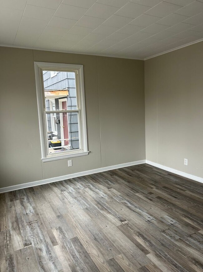 Building Photo - 112 W 3rd St N