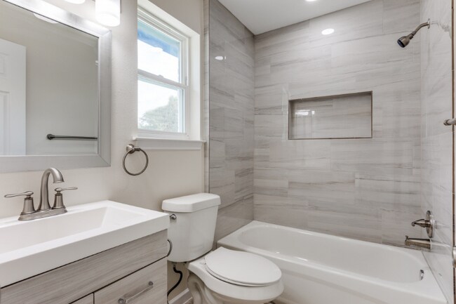 Building Photo - 1223 Evergreen Dr