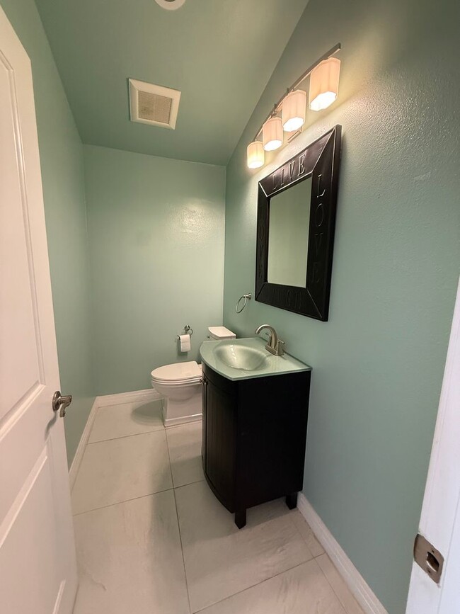 Building Photo - 3 bed, 2 1/2 bath Townhome located in Chat...