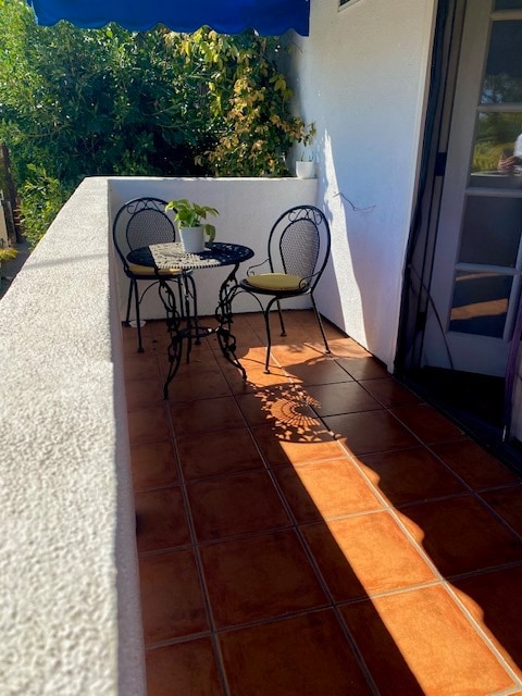 Balcony - 344 S La Peer Dr