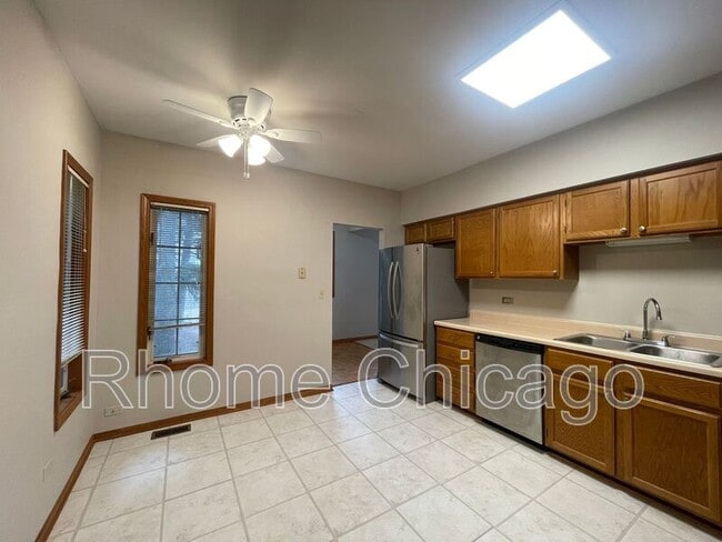 Building Photo - 519 W Parkside Dr