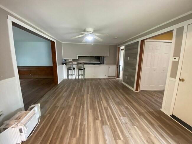 Building Photo - Beautiful 4 bedroom 1.5 bath located in th...
