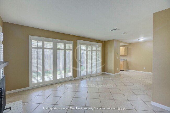 Building Photo - Heart of Roseville, 3 bedroom townhome wit...