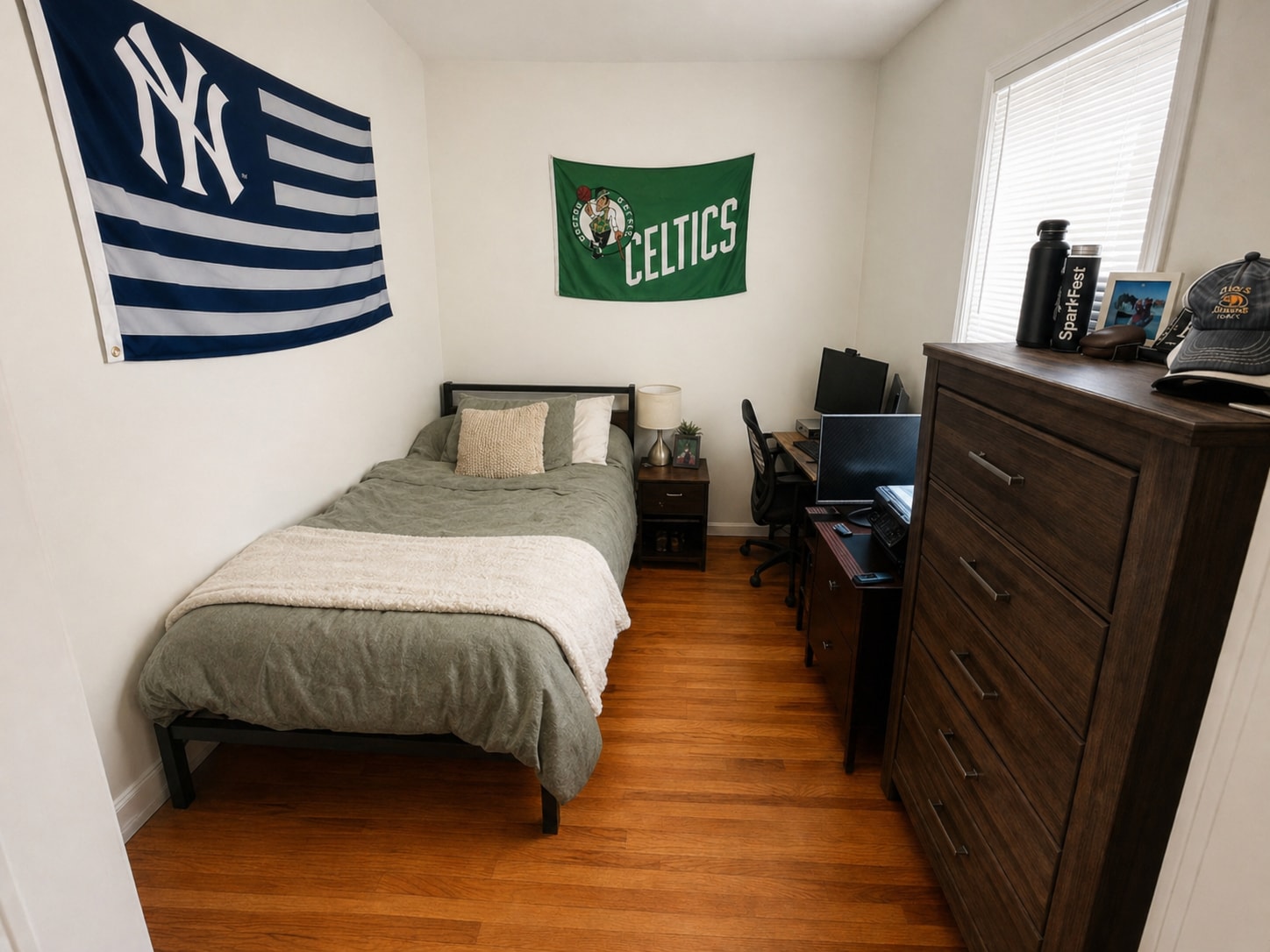 Building Photo - 136 W 7th St