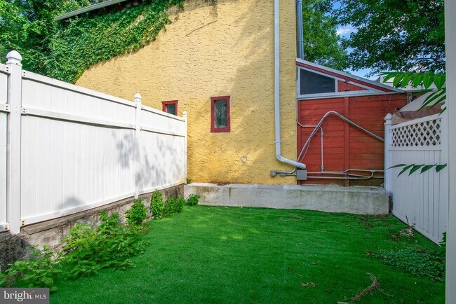 Building Photo - 187 Conarroe St