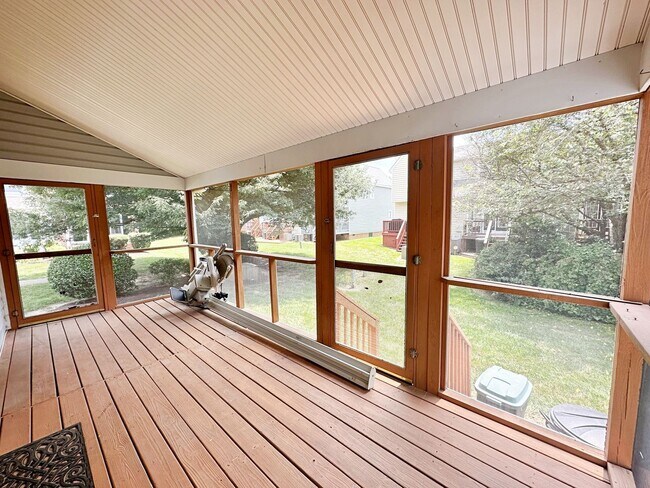 Building Photo - 4 Bedroom Townhouse Near Chesterfield Cour...