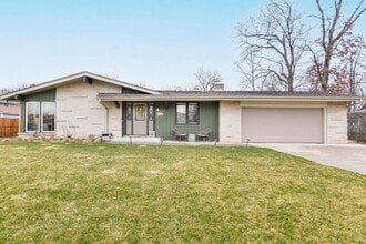 Building Photo - 13060 W Brentwood Dr