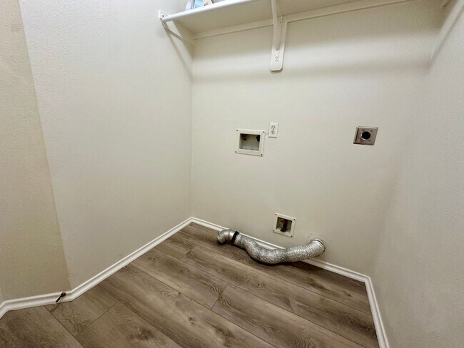 Building Photo - For Lease | 3 Bed, 2 Bath | 1,528 Sq Ft | ...