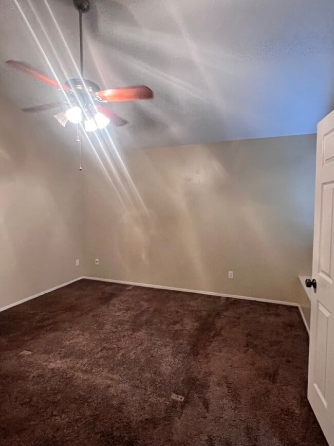 Building Photo - 2 Bed Condo w/Garage!