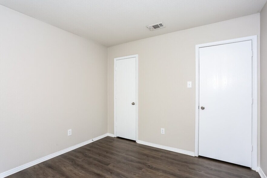 Building Photo - 2040 Shawnee Trail