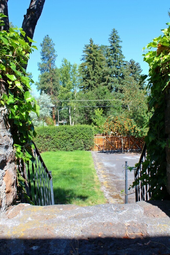Building Photo - PETS CONSIDERED! Located in Bend's HISTORIC District, Walk to Drake Park! A/C, All Appliances, Ha...