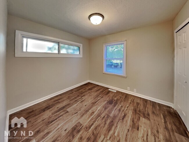 Building Photo - 3102 Elmhurst Dr