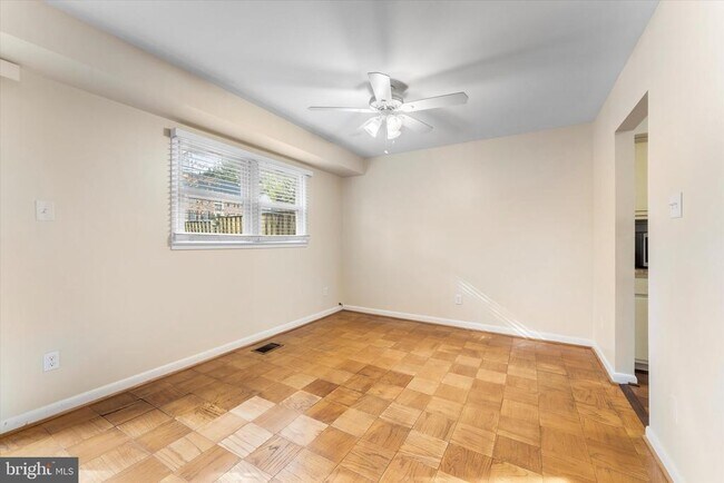 Building Photo - 5052 Cliffhaven Dr