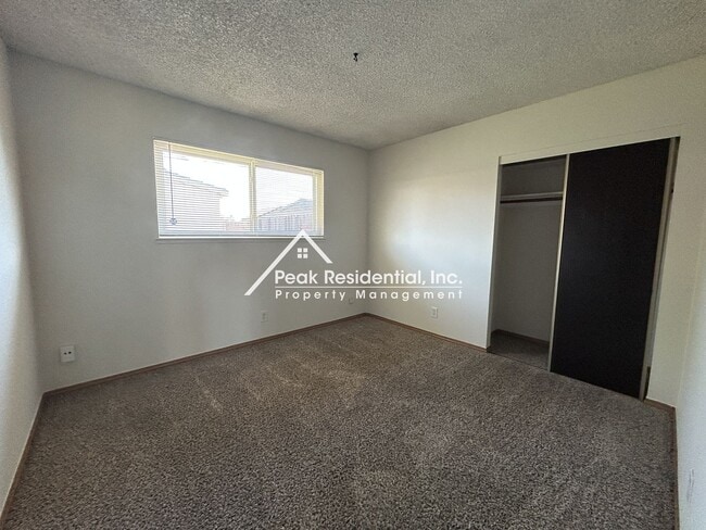 Building Photo - Orangevale 2bd/1ba Duplex with Garage