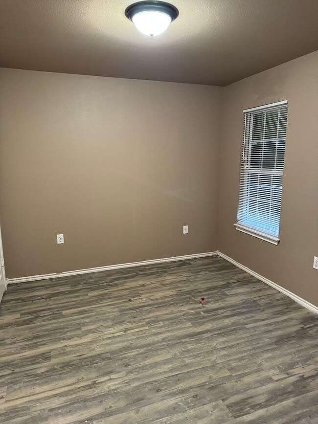 Building Photo - Fenced Backyard Garage *sec 8 approved*