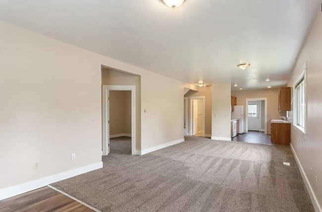 Building Photo - 5 Bedroom, 2 bath available in York Neighb...