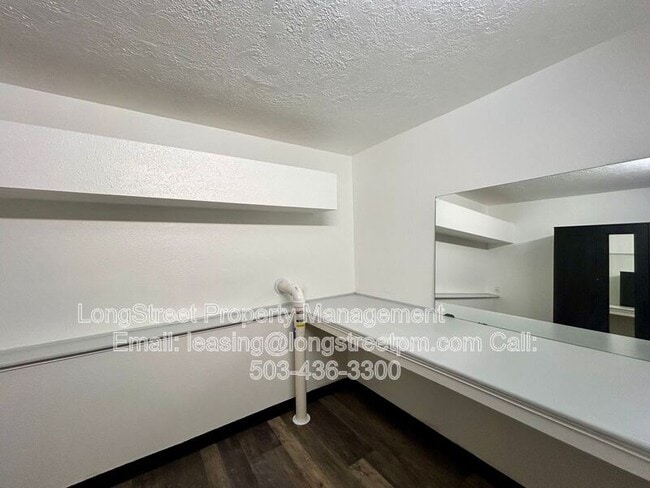 Building Photo - 794 SW Orchard Pl