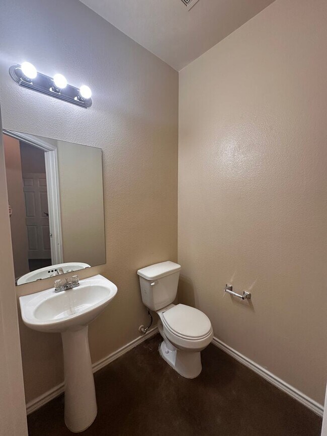 Building Photo - MOVE IN READY!