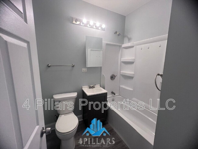 Building Photo - 1311 E Columbus Dr