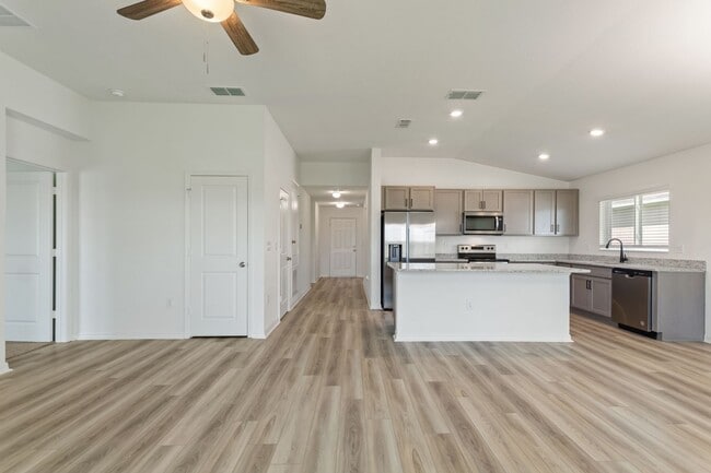 Building Photo - Beautiful Newer Build! Pet-Friendly 4-Bedr...