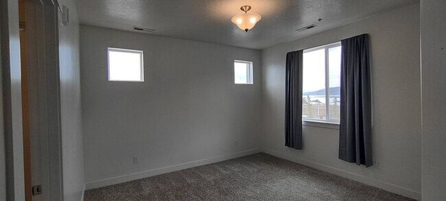 Building Photo - Incredible Vineyard Condo with Garage