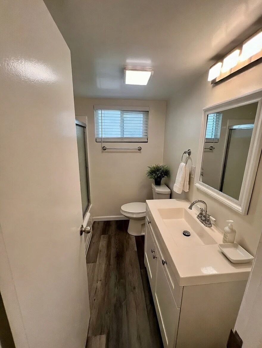 Building Photo - 15025 Burbank Blvd