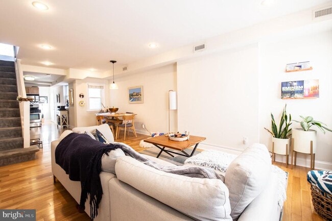 Building Photo - 811 N Judson St