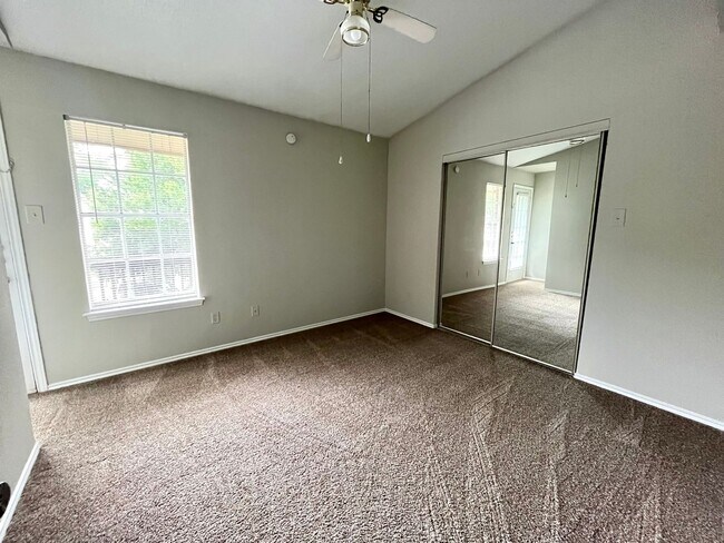 Building Photo - 2bed/2.5 bath condo close to downtown