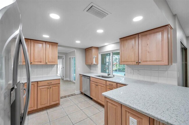 Building Photo - 8789 Maplewood Rd