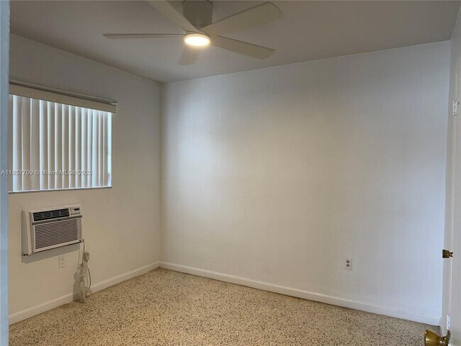 Building Photo - 320 W 10th St