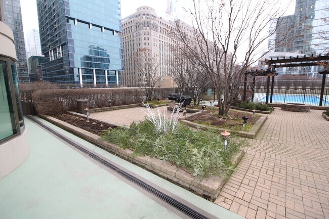 Building Photo - 400 N La Salle Dr